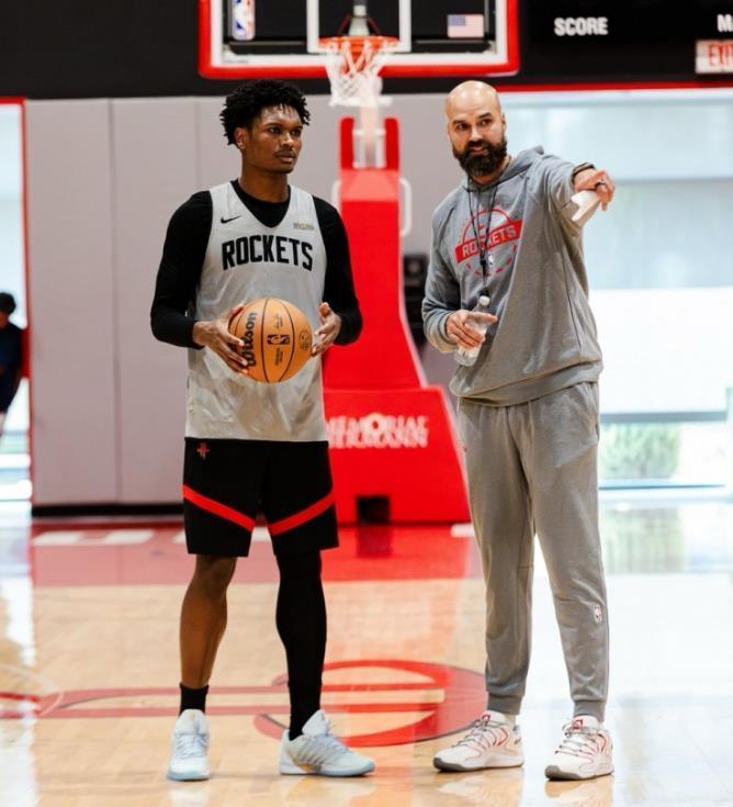 hth-若得8+3控卫，火箭中锋短板迎刃而解？阿门重回4号位，斯通精明