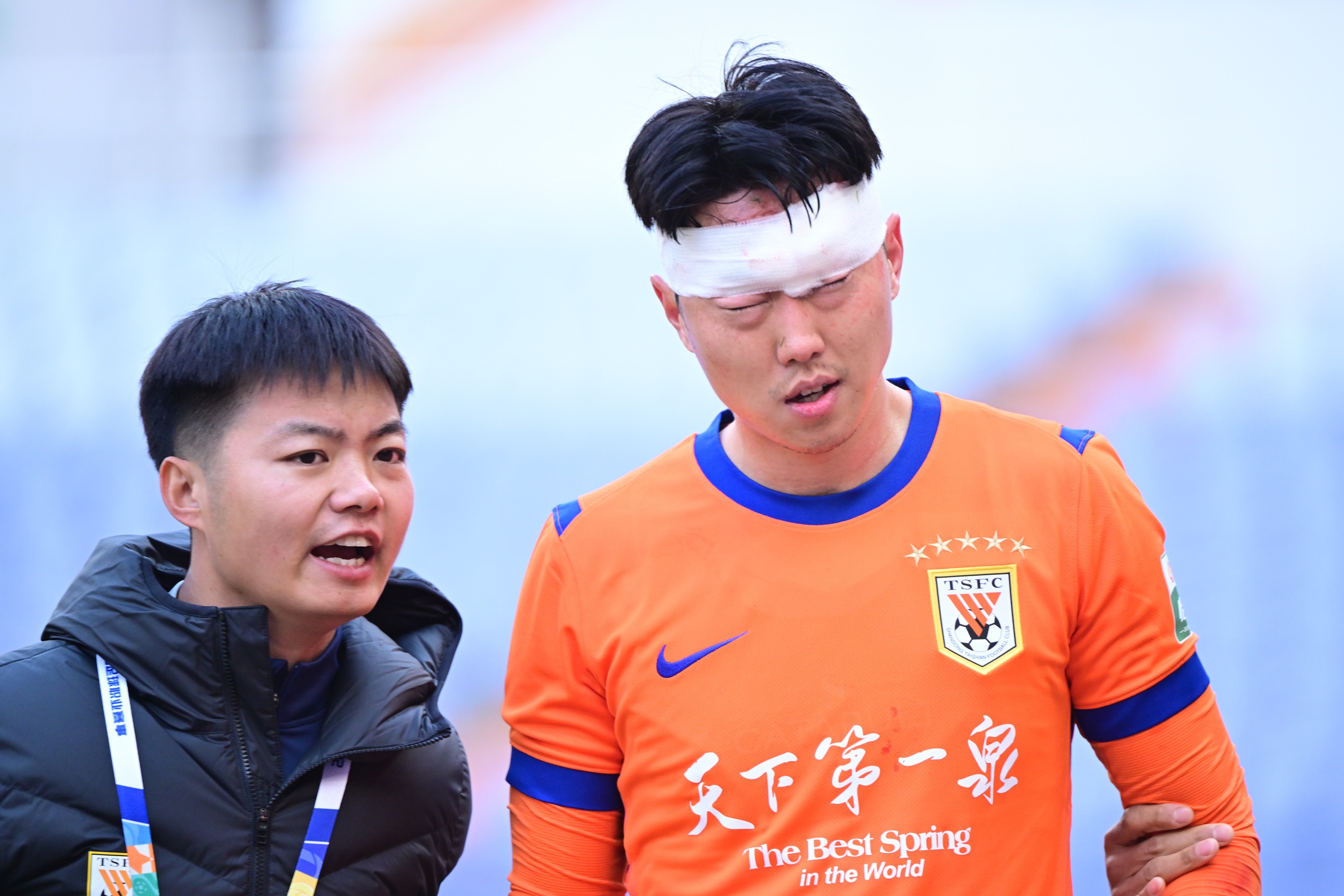 华体会-山东解说：高准翼轻微脑震荡缝了30多针，现在应该问题不大了