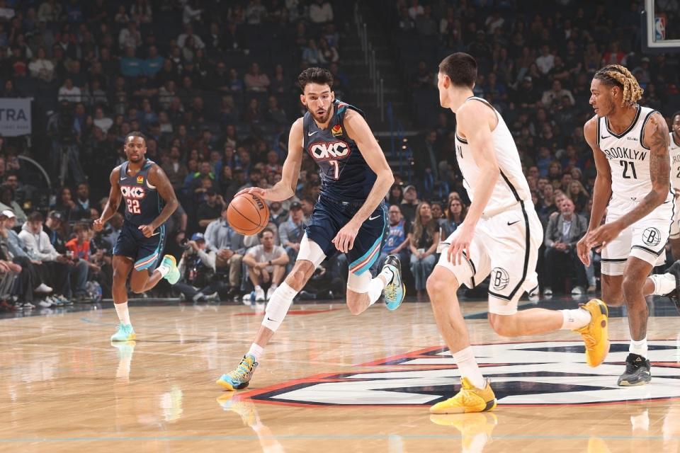 华体会官网-紧追联盟第一！SGA伤停雷霆爆发冲突大胜篮网 麦凯恩21分加盟新高