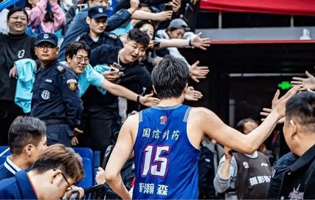 华体会体育官方-CBA季后赛新规落地：焦海龙被罚3万，主帅连带1万罚款